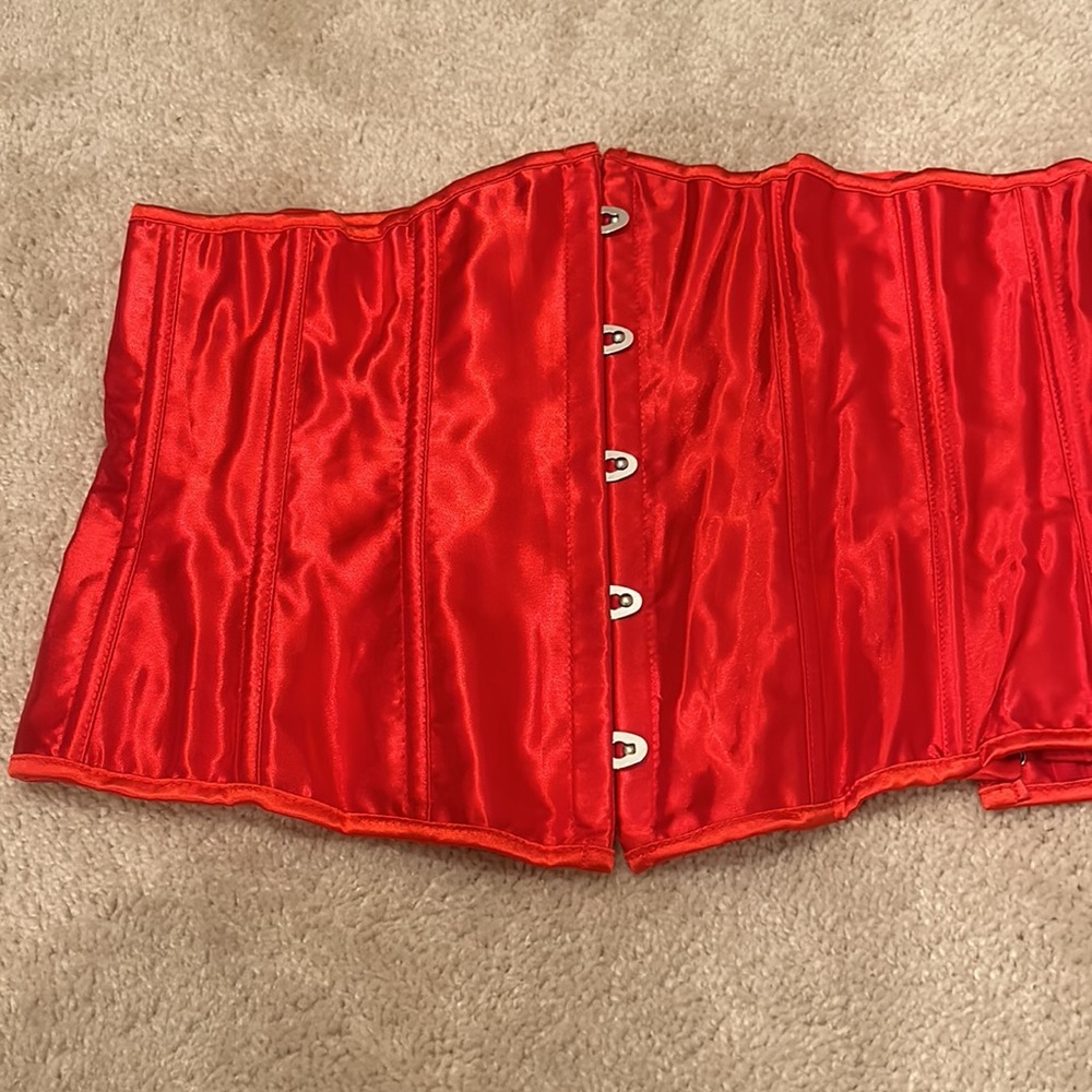 Red corset - Picture 3 of 4